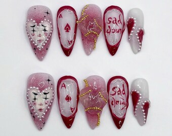 Uñas postizas de payaso rosa, juego de uñas almendradas con diseños divertidos, naipes y letras "Sad Down", arte de uñas único para vacaciones, regalos.