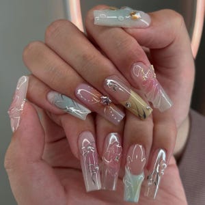 Free Style mit 3D Gel und Silberband, lange quadratische Presse auf den Nägeln, Y2K Emo Chromnägel, handbemalte gotische künstliche Nägel, Kleber auf den Nägeln.