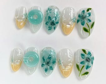 Hellblaue Press-On Nägel, Mandel Nagel mit Blauen Edelsteinen, Florale & Französische Spitzen, Asiatische Nägel, Elegante Frühlingsnägel, Hochzeitsnägel.