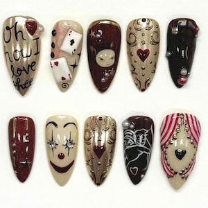 Presse sur les ongles inspirée du cirque, jeu d'ongles en amande unique fait main avec clown, dés, cartes, nail art abstrait, ongles fantaisie pour fête, bal de promo.