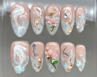 Arte de uñas asiático con uñas postizas con forma de pez koi y flor de loto, uñas de ensueño, uñas francesas con puntas de almendra, uñas hechas a mano, juego de uñas con forma de pez koi, uñas con forma de pez.