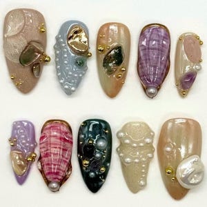 Unhas de cristal com amêndoa, nail art de verão com pérolas, conchas, unhas de gel 3D, unhas de Natal, unhas de pressão feitas à mão para um clima de verão.