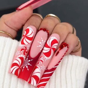 Bengala de doces vermelha de Natal 2024, unhas postiças com cola, unhas postiças com padrão de neve, unhas postiças vermelhas, unhas com pontas francesas, presente de Natal para unhas postiças.