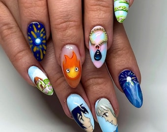 inspirierte Presse auf den Nägeln, Anime Nail Art mit niedlichen Charakteren, Glitzer, Strasssteine, einzigartiger Kawaii Nagel für Anime-Liebhaber