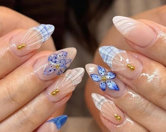 クラゲ、貝殻、真珠のネイルセットを使った夏のプレスオンネイル