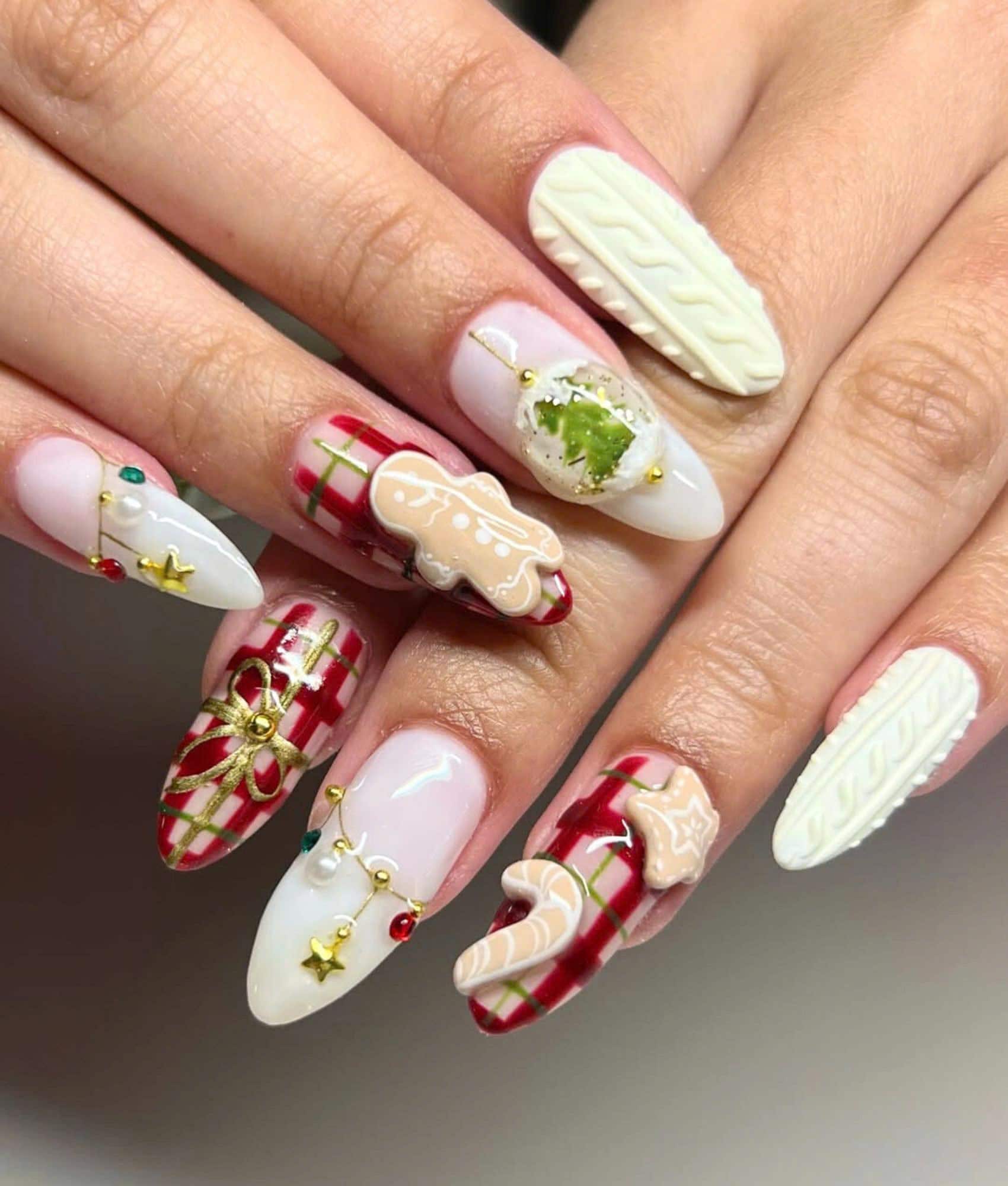 クリスマスネイル(Christmas nail tips) Custom Almond Christmas Nail Art With Gingerbread, Cute Bear, Warm