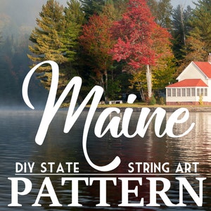 Peut inclure: Modèle de string art pour un projet de bricolage avec le mot "Maine" en écriture cursive blanche sur fond de lac avec une maison et des arbres en arrière-plan. Le texte "DIY State String Art Pattern" est également inclus.