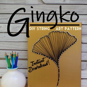 Puede incluir: Un lienzo dorado con un diseño de arte de hilo negro en forma de hoja de ginkgo. El texto "Descarga instantánea!" está escrito debajo de la hoja. El título "Ginkgo DIY String Art Pattern" está en la parte superior del lienzo.