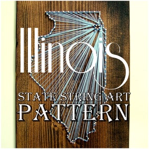 Peut inclure: Modèle de string art de l'état de l'Illinois. Le motif est sur un fond en bois et le nom de l'état est écrit en lettres blanches au-dessus du motif.