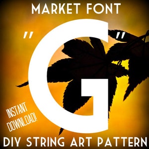 Op de afbeelding: Een witte letter G met een silhouet van een esdoornblad ervoor. De achtergrond is een gele-oranje gradiënt. De tekst "MARKET FONT" staat bovenaan de afbeelding. De tekst "INSTANT DOWNLOAD!" staat linksonder in de afbeelding. De tekst "DIY STRING ART PATTERN" staat onderaan de afbeelding.