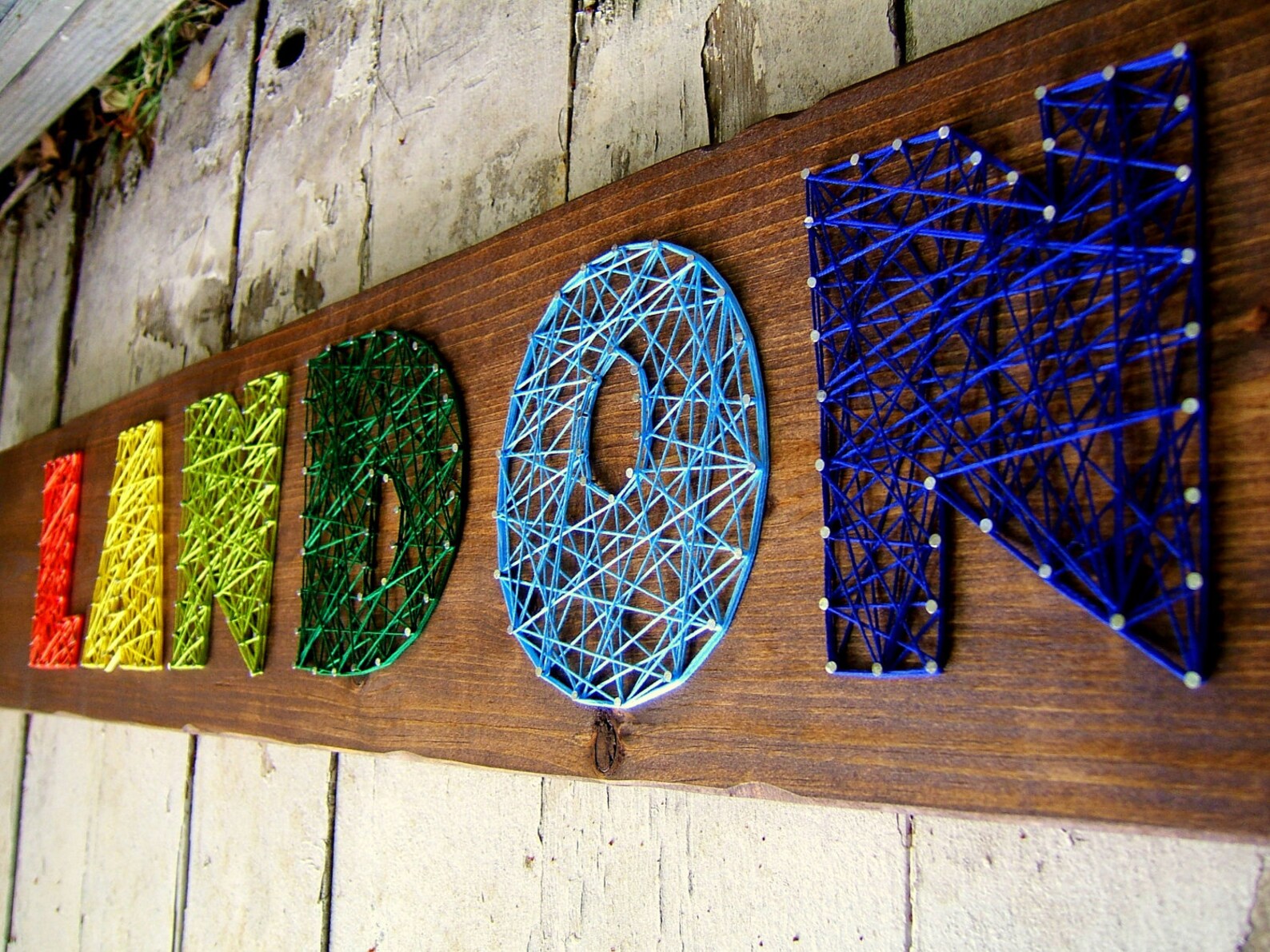 Стринг арт имена. Буквы из ниток и гвоздей. Стринг арт буквы мир. Необычные буквы. String letter.