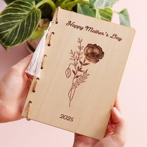 Carte personnalisée en bois pour la fête des mères avec fleur de naissance | Cadeau gravé personnalisé | Souvenir en bois fait main pour maman, maman, grand-mère.