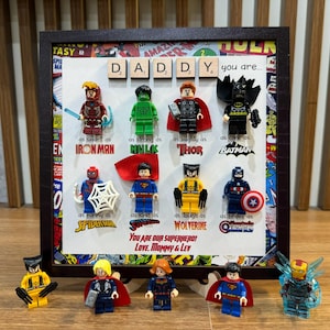 Presentram för superhjältepappa till fars dag 2025 – Unik minifigur i klossstil från barn, anpassad present i serietidning till pappa eller honom