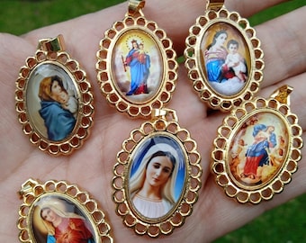 Colgantes de santos católicos bañados en oro: Virgen de Guadalupe, Niño Athocha