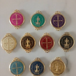 Medalla grande de San Benito Medalla de doble cara San Benito Medallas católicas de San Benito Favor Regalos Religiosos San Benito Encantos Resina
