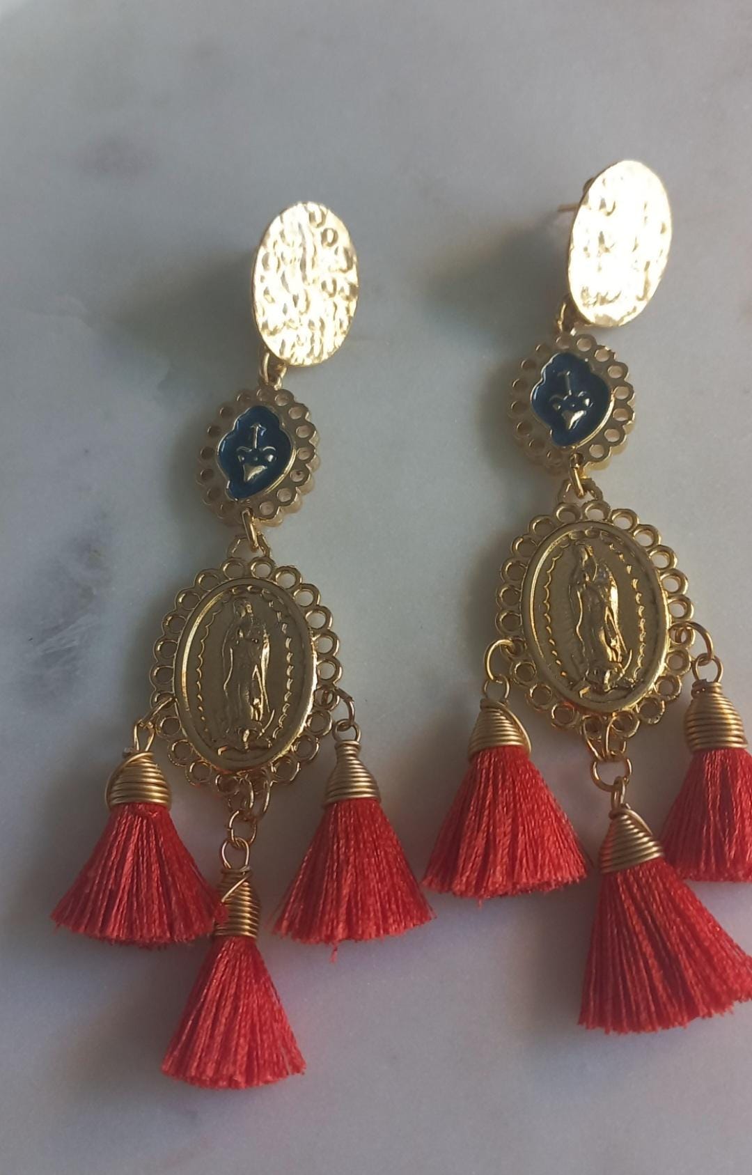Boucles D'oreilles Artisanales Vierge De Guadalupe En Résine Colorée – Fait Main !