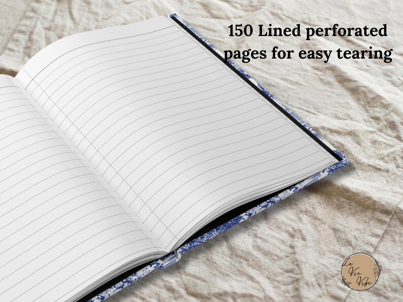 Może przedstawiać: Otwarty notatnik z białymi liniowanymi stronami i niebiesko-białą wzorzystą okładką. Widoczny jest tekst 150 Lined perforated pages for easy tearing. Notatnik posiada czarny grzbiet oraz małe okrągłe logo z napisem La Vie Vibe.