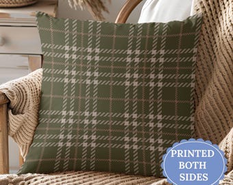 Op de afbeelding: Een vierkant decoratief kussen met een groen en beige ruitpatroon. Het kussen ligt op een houten stoel met een beige deken. Het kussen heeft de tekst "PRINTED BOTH SIDES" op een blauwe ovaal.