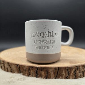 Lustige Kaffeetasse mit Spruch „Los geht's–der Tag versaut sich nicht von allein“|Gravierte Keramiktasse|Geschenkidee|Tasse|personalisierbar