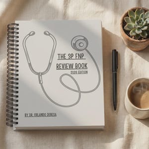 Op de afbeelding: Een spiraalgebonden boek getiteld "The 3P FNP Review Book 2026 Edition" met een stethoscoopafbeelding. Een zwarte pen, een kleine vetplant in pot en een kopje koffie zijn ook aanwezig.