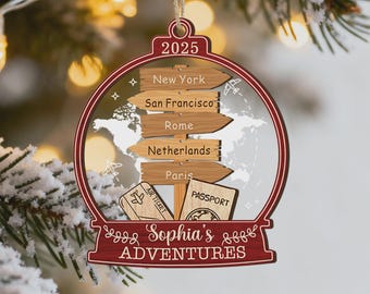 Gepersonaliseerde houten kerstbal met reisthema, ornament met bestemming en datum, kerstbal als reisgeschenk voor stellen, kerstdecoratie voor 2026