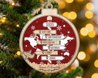 Een gepersonaliseerd kerstcadeau in de vorm van een reisbestemming, een houten ornament met een locatieaanduiding, een ideaal cadeau voor reisliefhebbers.