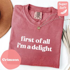 Comfort Colorsの「First of All I&#39;m a Delight」シャツ、ユーモアのある名言シャツ、皮肉シャツ、トレンディなシャツ