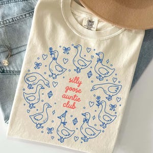 Comfort Colors Cute Auntie Shirt Aunt Shirt Silly Goose Auntie Shirt New Aunt Gift Pregnancy Announcement Gift for Aunt Pregnancy Reveal
