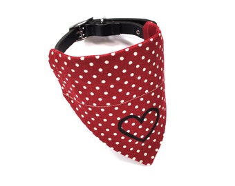 Puede incluir: Bandana roja para perro con lunares blancos y un diseño de corazón negro.