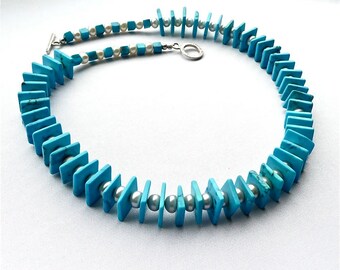 Vacation -- Stylish choker with turquoise slices and freshwater pearls