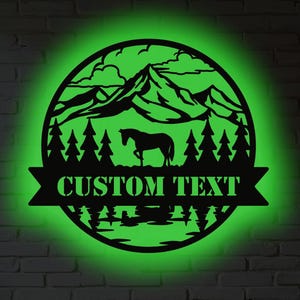 Decorazione murale in metallo personalizzata con cavallo e foresta, con luce LED RGB - Decorazione rustica personalizzata, regalo per gli amanti della natura, cartello da parete con cavallo da fattoria per la casa