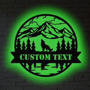 Decorazione murale in metallo personalizzata con lupo e foresta con luce LED RGB - Decorazione personalizzata per la fauna selvatica, regalo rustico per baita, cartello da parete per amanti della natura per la casa