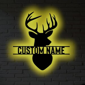 Decorazione da parete in metallo con luce LED a forma di cervo personalizzata - Regalo rustico per la caccia, decorazione da parete per baita o lodge, cartello con nome per esterni per amanti della natura
