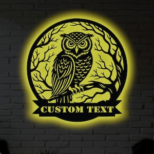 Arte murale in metallo con gufo a forma di ramo di albero personalizzato con luce a LED - Decorazione naturalistica personalizzata, regalo per gli amanti dei gufi, cartello rustico per la fauna selvatica, arte con uccelli notturni