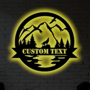 Decorazione murale in metallo personalizzata con lupo e montagna con luce a LED - Decorazione personalizzata per la natura selvaggia, regalo per gli amanti del lupo, cartello da parete rustico per la natura