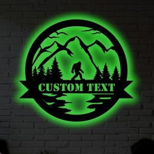 Decorazione murale in metallo personalizzata con Bigfoot e montagna con luce LED - Decorazione personalizzata per la natura selvaggia, regalo per gli amanti dello Sasquatch, cartello da parete rustico per cabina