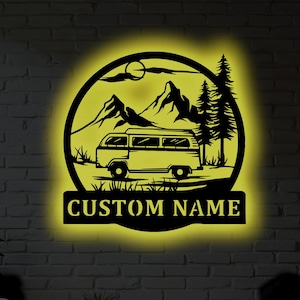 Decorazione da parete in metallo a LED per camper personalizzata - Targa con nome personalizzato con luce RGB, regalo da campeggio per gli amanti del vanlife, decorazione da parete per viaggi all'aperto