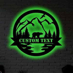 Decorazione murale in metallo personalizzata con orso e montagna con luce a LED - Decorazione rustica personalizzata per cabina, regalo per amanti della natura, cartello da parete per la casa nella natura selvaggia