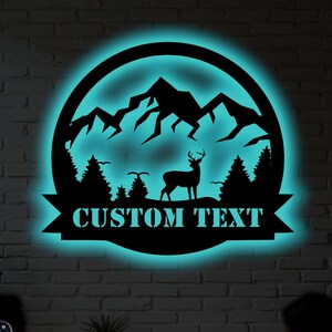 Arte murale in metallo personalizzata con cervo e montagna con luce a LED - Decorazione rustica personalizzata per baita, regalo per amanti della caccia, cartello da parete con scena naturale