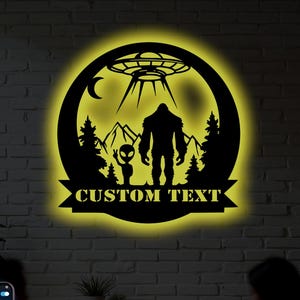 Bigfoot e alieni personalizzati in metallo da parete con luce LED - Decorazione forestale personalizzata, regalo per gli amanti degli UFO, cartello da parete divertente con criptide, cabina esterna