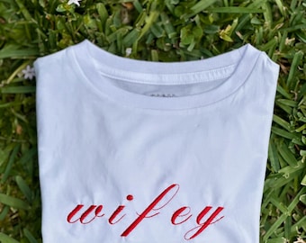 Maglietta per neonato ricamata "Moglie", top corto per moglie, maglietta "Appena sposati", regalo di nozze, regalo per la sposa, regalo per l'addio al nubilato, maglietta per neonato Y2K