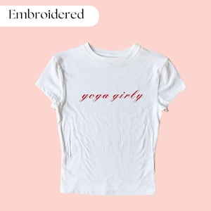 T-shirt bébé brodé girly yoga, haut court personnalisé, t-shirt bébé brodé personnalisé, haut court brodé drôle, t-shirt bébé de l'an 2000