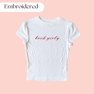 Réservez T-shirt bébé brodé girly, haut court personnalisé, t-shirt bébé brodé personnalisé, haut court brodé drôle, t-shirt bébé de l'an 2000