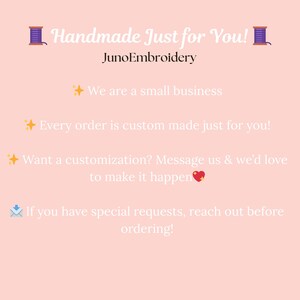 Pu&ograve; includere: Grafica color pesca chiaro con testo che recita "Handmade Just for You!" e "JunoEmbroidery." Il testo aggiuntivo include "We are a small business" e "Every order is custom made just for you!"