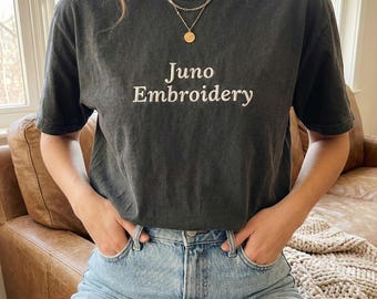 Benutzerdefiniertes Tshirt bestickt - Komfortfarben Baumwoll-T-Shirt • Personalisiertes besticktes T-Shirt • Benutzerdefinierter Text Baumwoll-T-Shirt Geschenk für Sie