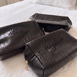 Pochette per il trucco effetto coccodrillo ricamata, astuccio cosmetico personalizzato in similpelle, trousse da viaggio con iniziali personalizzate, regalo per damigella d'onore, borsa da viaggio vegana effetto coccodrillo