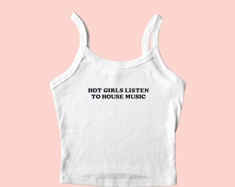 Może przedstawiać: Biały bezrękawnik typu crop top z cienkimi ramiączkami. Z przodu znajduje się czarny haftowany napis o treści HOT GIRLS LISTEN TO HOUSE MUSIC. Odzież jest w kolorze jednolitej bieli, posiada okrągły dekolt oraz proste wykończenie u dołu.