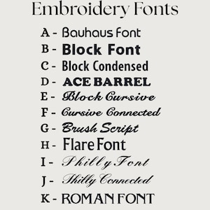 Puede incluir: Muestra de fuentes de bordado, incluyendo Bauhaus, Block y Cursive, sobre un fondo claro. La imagen presenta diversos estilos de letras para proyectos de bordado, con texto oscuro.