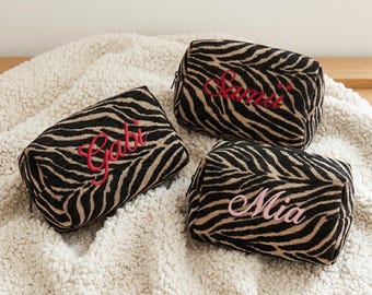 Neceser personalizado con estampado de cebra bordado - Estuche personalizado con estampado animal, organizador de maquillaje con monograma, estuche de viaje bordado