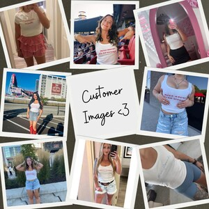 Pu&ograve; includere: Un collage di immagini dei clienti con vari outfit. Diverse immagini mostrano donne che indossano top corti bianchi con la scritta "miss never do no wrong" in rosso. Altri outfit includono pantaloncini di jeans, gonne e una gonna rossa a balze.